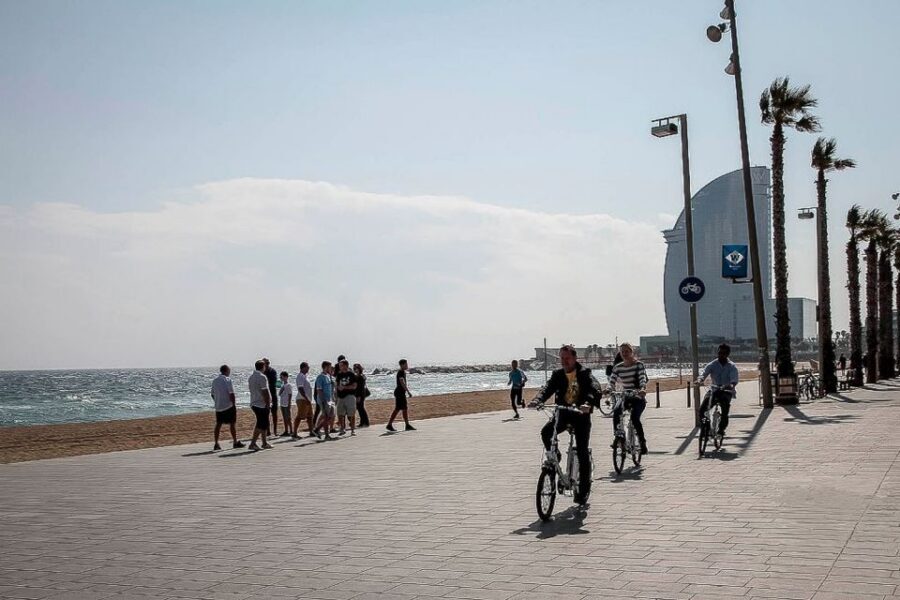 Barcelona: Private 5 Neighborhoods Tour by Electric Bike - L’Eixample and Passeig de Gràcia: From medieval to Modernisme elegance