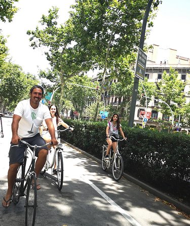 Barcelona Private Bike/eBike Tour & Sagrada Familia Tickets - Stop-by-stop: Gaudí’s houses without the crowds game