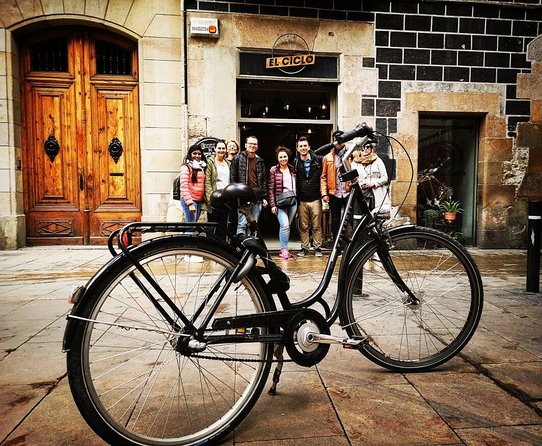 Barcelona Private Bike/eBike Tour & Sagrada Familia Tickets - Arc de Triomf and La Monumental: photo moments with context