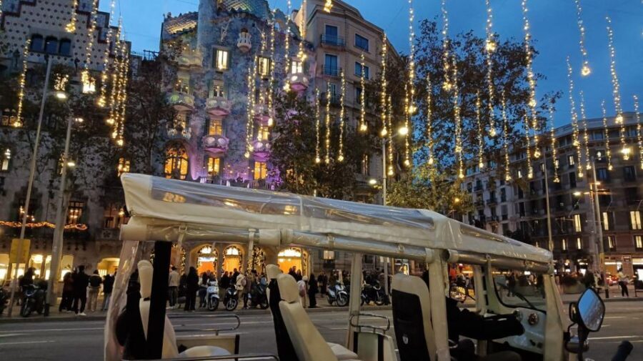Barcelona: Private Christmas Lights Tour by Eco Tuk Tuk - The route start: Passeig de Sant Joan’s light-friendly views