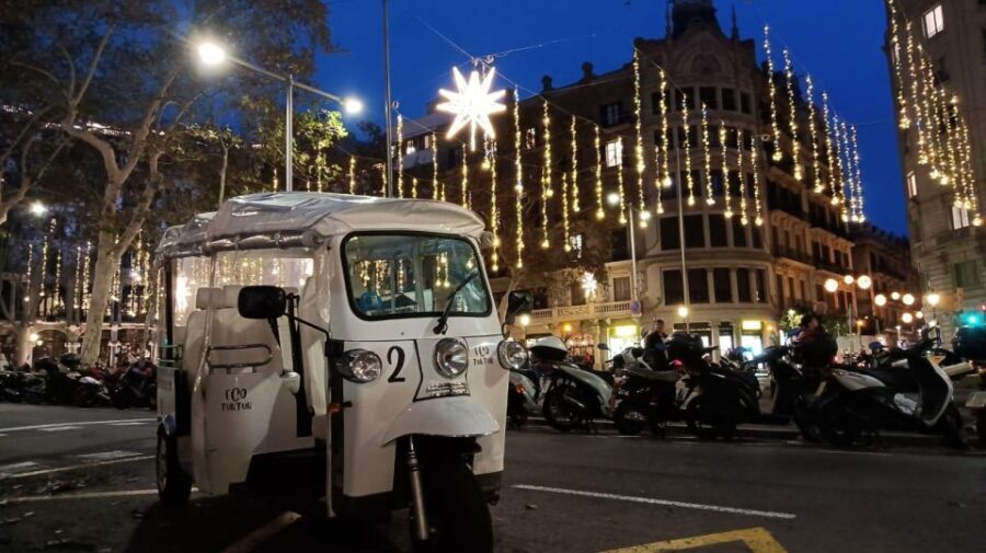 Barcelona: Private Christmas Lights Tour by Eco Tuk Tuk - Arc de Triomf and Ronda de Sant Pere: big recognition, great angles