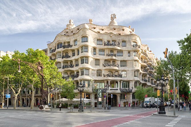 Barcelona Private City Tour (Top Attractions + Pick-up) - Sagrada Família: Walk the Facades and Decide on Tickets