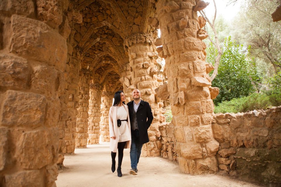 Barcelona: Private Full Park Güell Photoshoot - The Photo Delivery Deal: 25 Retouched Images by Email