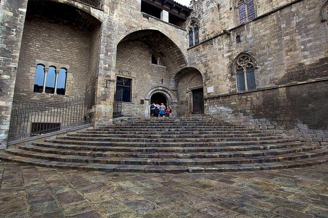 Barcelona Private Gothic Quarter Tour with Flamenco Show - The licensed guide effect: walking with Suzie-level storytelling