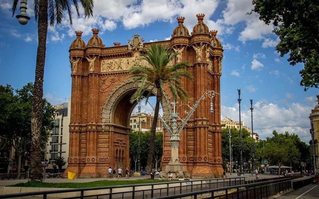 Barcelona: Private Half-Day Sightseeing Tour with a Local - Meeting point, car comfort, and the rhythm of a 4-hour plan