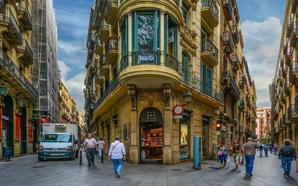 Barcelona: Private Half-Day Sightseeing Tour with a Local - Las Ramblas and the Gothic Quarter for real wandering time
