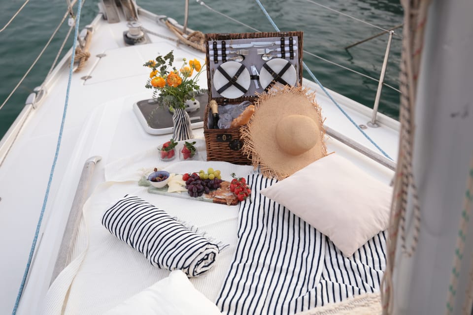 Barcelona: Private Romantic Sailing Tour with Drinks - Montjuïc Hill and Barceloneta: where the mood slows down