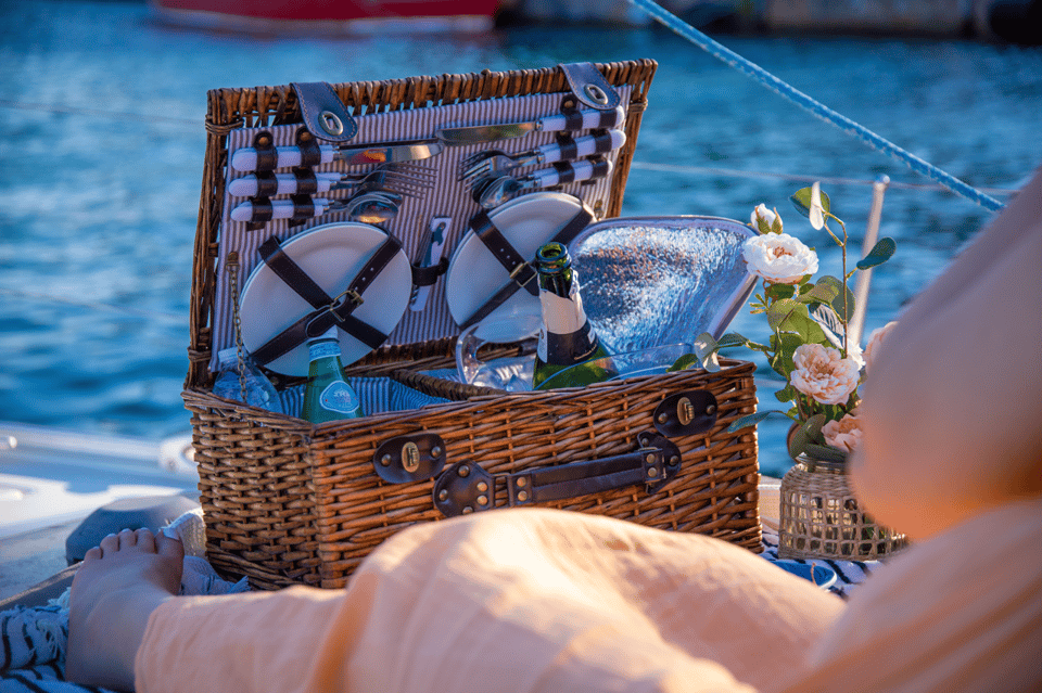 Barcelona: Private Romantic Sailing Tour with Drinks - Sagrada Familia and Torre Glòries: modern + classic in one sail