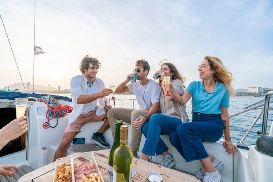 Barcelona: PRIVATE Sailing tour with drinks and snacks - Meeting at BDA Sailing Experience: arrive ready to board