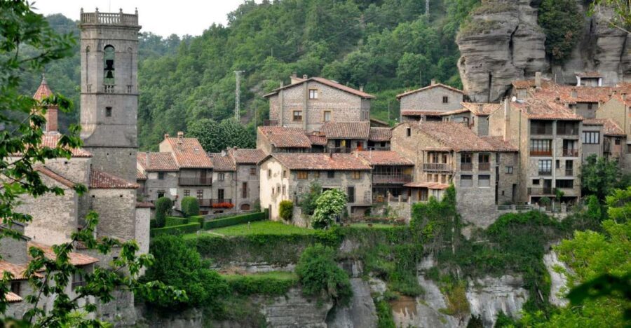 Barcelona: Pyrenees Villages and Trails Full-Day Tour - Getting out of Barcelona: Banc d’Espanya and the van ride north