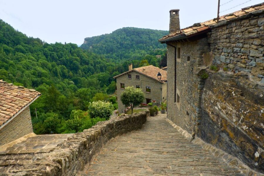 Barcelona: Pyrenees Villages and Trails Full-Day Tour - The hike: moderate effort, big payoff over rivers and canyons