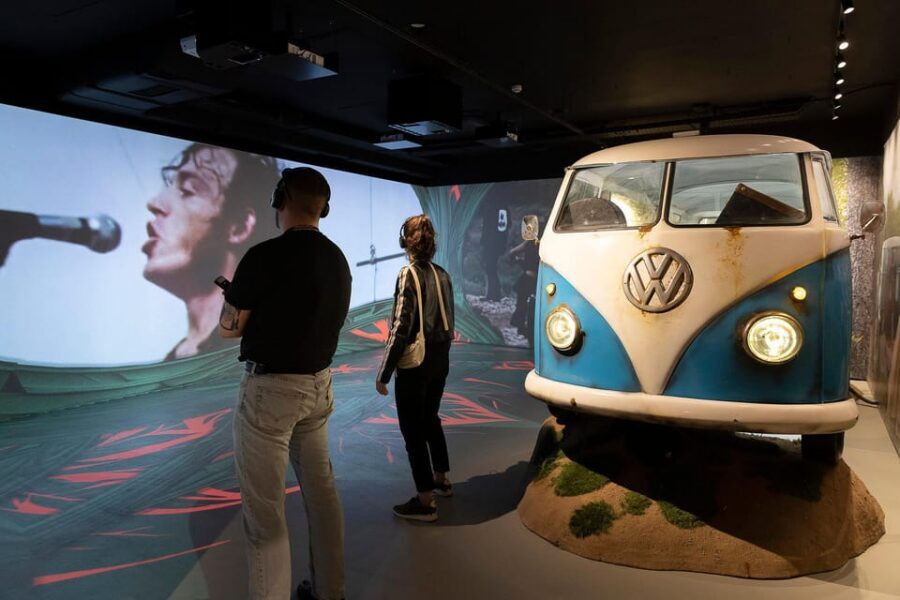 Barcelona: Rock Museum- Guitar Legends Hall - Guitar Legends Hall in Barcelona: A rock museum you can move through