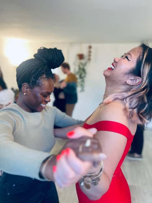 Barcelona: Rooftop Tango Lesson with Drinks and Videos - Meet Paula and Jorge: the teaching style that keeps you comfortable