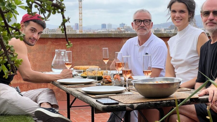 Barcelona: Rooftop Tapas and Sangria Class with a Chef - Where you meet and what the setting feels like