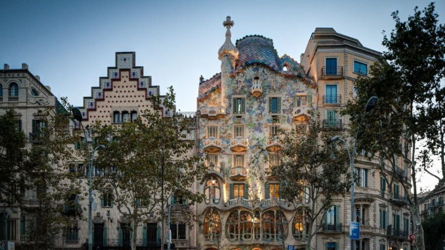 Barcelona: Sagrada Familia and City Tour with Hotel Pickup - Passeig de Gràcia and the Eixample Grid: Why Barcelona Looks the Way It Does