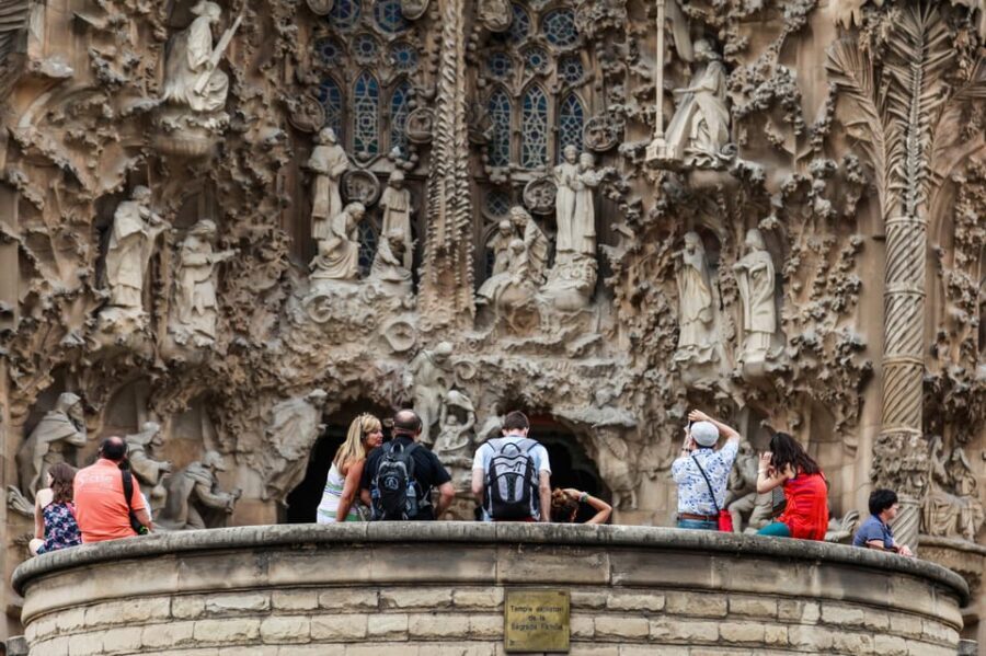 Barcelona: Sagrada Familia and Park Guell Combo Guided Tour - Park Güell on Carmel Hill: Trencadís, the lizard, and the best kind of viewpoint
