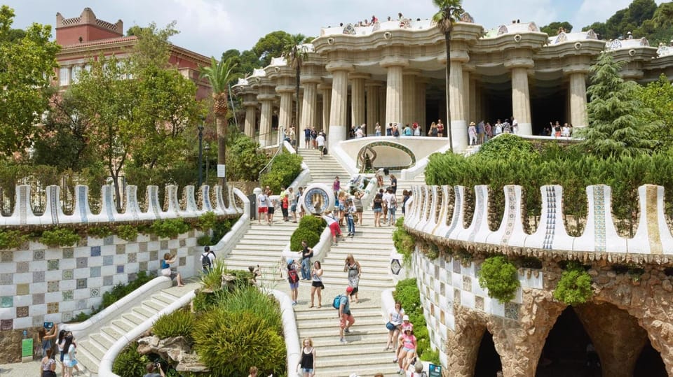 Barcelona: Sagrada Familia and Park Güell with Hotel Pickup - Why this 8-hour Gaudí + Old City plan feels efficient