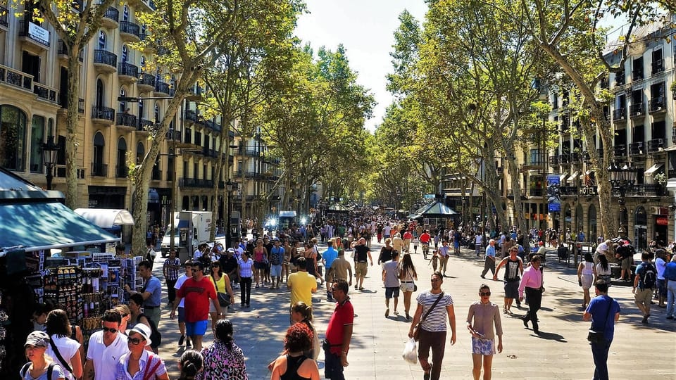 Barcelona: Sagrada Familia and Park Güell with Hotel Pickup - l’Eixample and Passeig de Gràcia: Gaudí without ticket-tiring