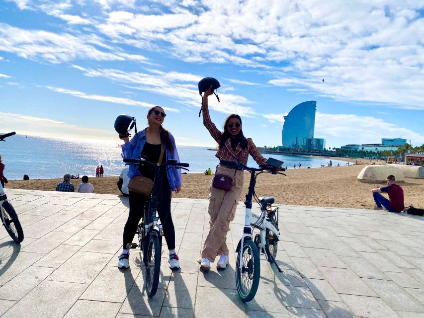 Barcelona: Sagrada Familia Electric Scooter or Bike Tour - La Monumental: a photo stop that adds local texture