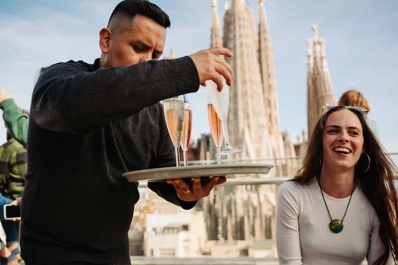 Barcelona: Sagrada Familia Evening Tour with Cava - Skip-the-line entry: how you gain time