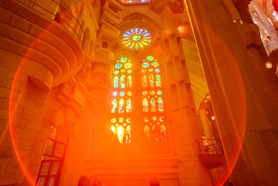 Barcelona: Sagrada Familia Fast-Track Guided Tour - Group size, pacing, and what to expect from the guide