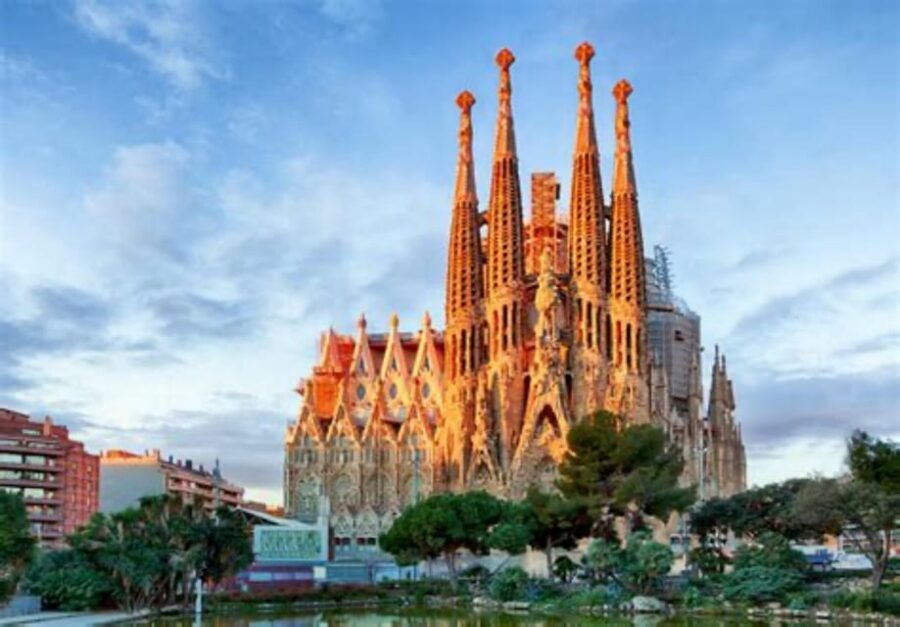 Barcelona: Sagrada Família Guided Tour and Entry Tickets - Meeting at Burger King: How the Start Keeps You Moving