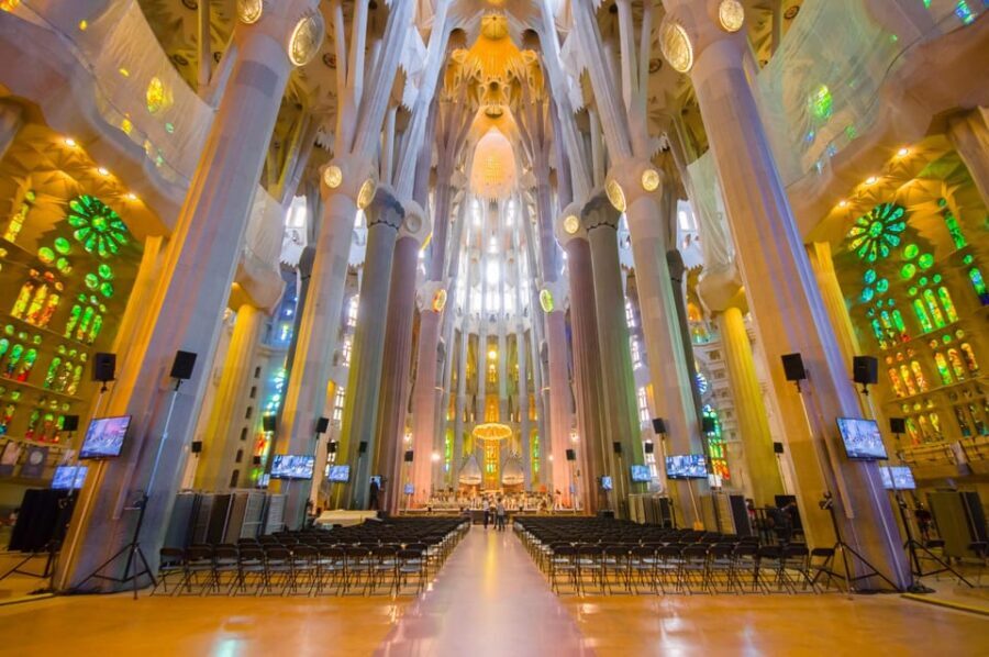 Barcelona: Sagrada Familia Guided Tour with Skip the Line - Meeting point, timing, and how the tour flows from security