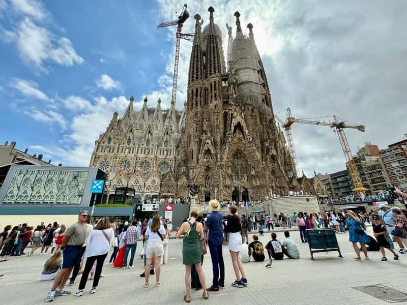 Barcelona: Sagrada Familia, La Pedrera & Cava Tasting Tour - How this Gaudí tour keeps the best moments from getting swallowed by crowds