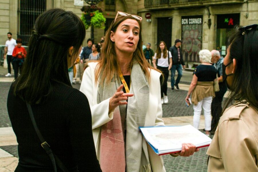Barcelona: Sagrada Familia, Park Güell and Old Town Tour - Cathedrals, Timing, and How the Walk Sets Up Gaudí