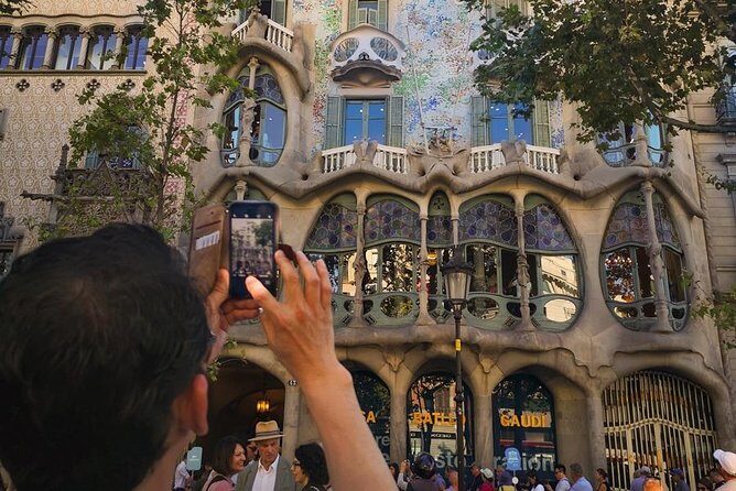 Barcelona: Sagrada Familia, Park Guell & Tapas Private Tour - Els Quatre Gats coffee break: a small stop with an art-world payoff