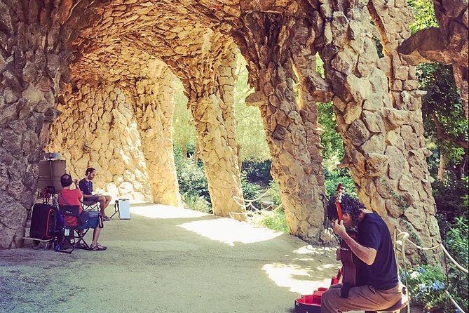 Barcelona: Sagrada Familia, Park Guell & Tapas Private Tour - Passeig de Gràcia and the Gaudí signatures you can spot