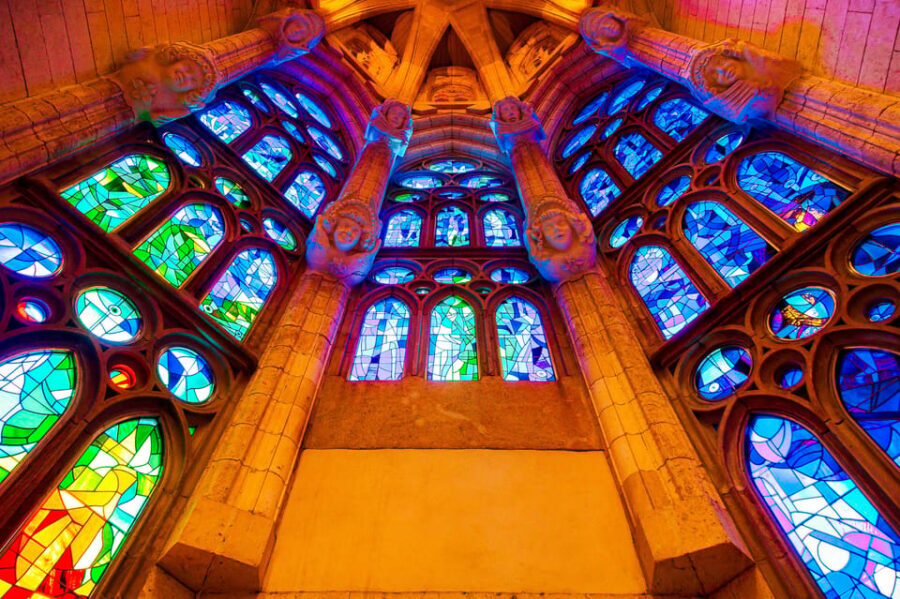 Barcelona: Sagrada Familia Priority Access Guided Tour - Where the tour starts: Plaça de Gaudí (and how to not lose your spot)