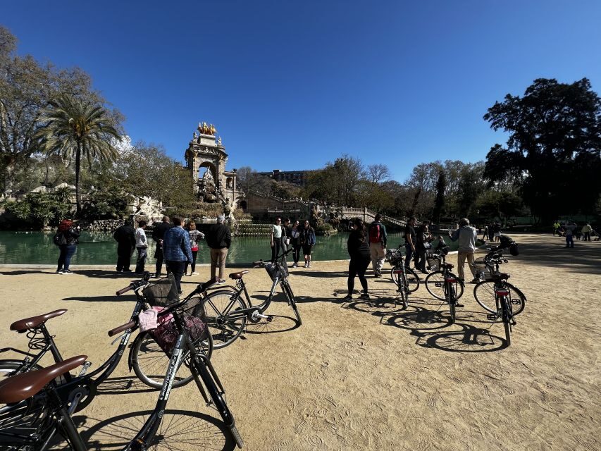 Barcelona: Sagrada Familia Private E-Scooter Tour - La Monumental: a quick stop that keeps the route moving