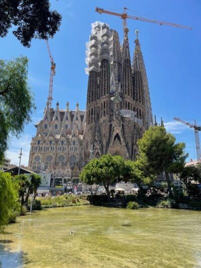 Barcelona: Sagrada Familia Skip-the-line Guided Tour - Meeting outside Rock Shop Sagrada Familia: easy start, clear direction