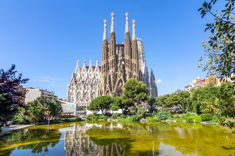 Barcelona: Sagrada Familia Skip The Line Insider Guided Tour - From Plaça de la Sagrada Família to the basilica: a quick arrival