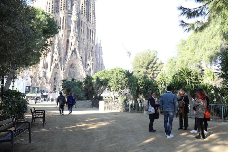 Barcelona: Sagrada Familia Skip The Line Insider Guided Tour - Who this tour is best for (and who should choose another option)