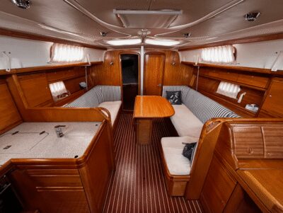 Barcelona: Sail with your private yacht - Languages and who runs the experience