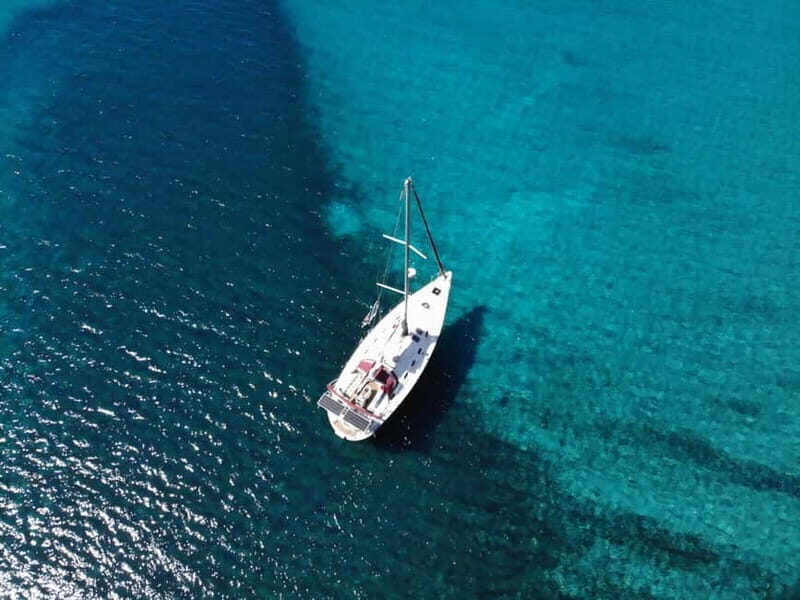 Barcelona: Sailing tours con capitán local, bebidas y snacks - On-board vibe with Asier: history, music, and “friend energy”