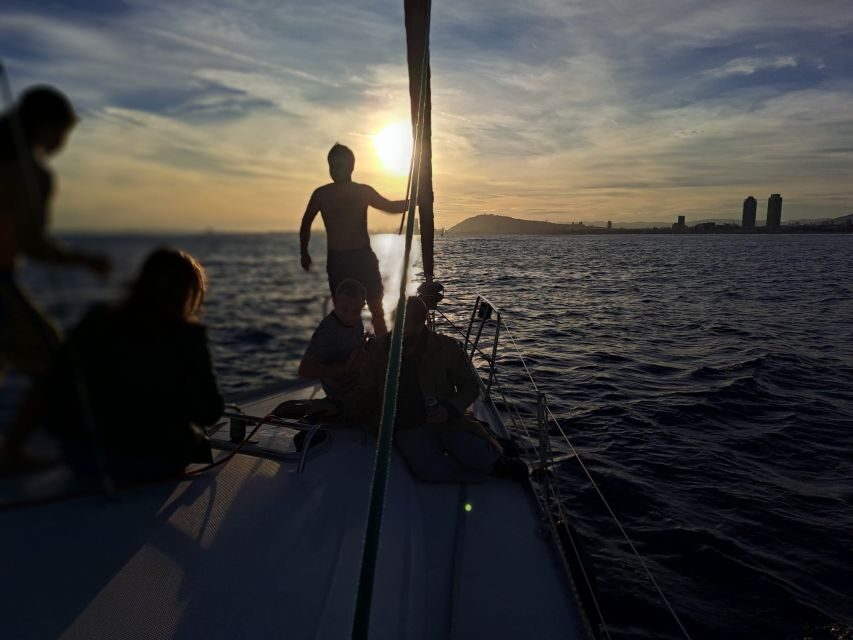 Barcelona: Sailing tours con capitán local, bebidas y snacks - Drinks, snacks, and what $45 gets you in real value