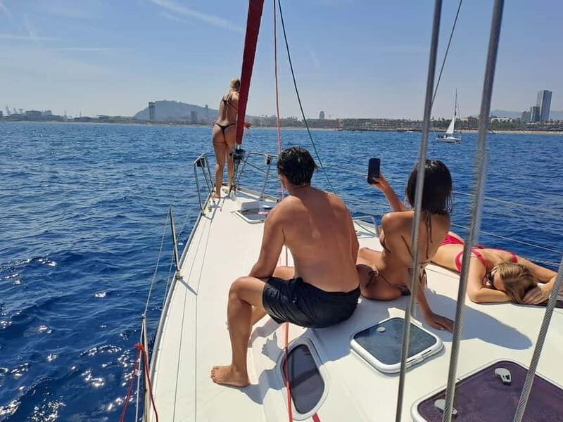 Barcelona: Sailing tours con capitán local, bebidas y snacks - What to bring so you’re comfortable the whole time