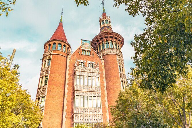Barcelona Scavenger Hunt and Sights Self-Guided Tour - Casa Mila (La Pedrera): keep the game energy going