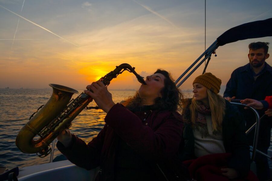 Barcelona: Sunset Live Sax and Sailing Experience with Tapas - Tapas and drinks: how to set expectations (and enjoy them more)