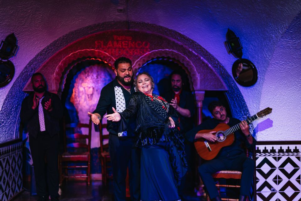 Barcelona: Tablao Flamenco Cordobes Show and Drink in Rambla - Optional tapas or dinner: how the food experience works