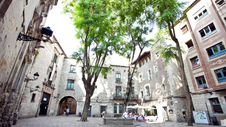 Barcelona: Tapas & Picasso Museum Guided Walking Tour - Inside the Picasso Museum: the specific things they help you notice