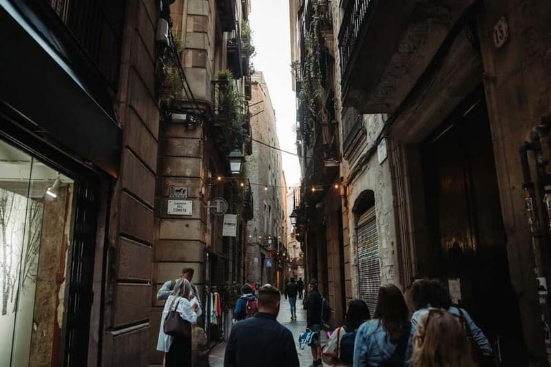 Barcelona: Tapas & Wine Tour in Born & Gothic Quarter - Born and the Gothic Quarter: the right stage for tapas