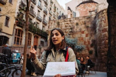 Barcelona: Tapas & Wine Tour in Born & Gothic Quarter - Getting there and keeping the pace comfortable