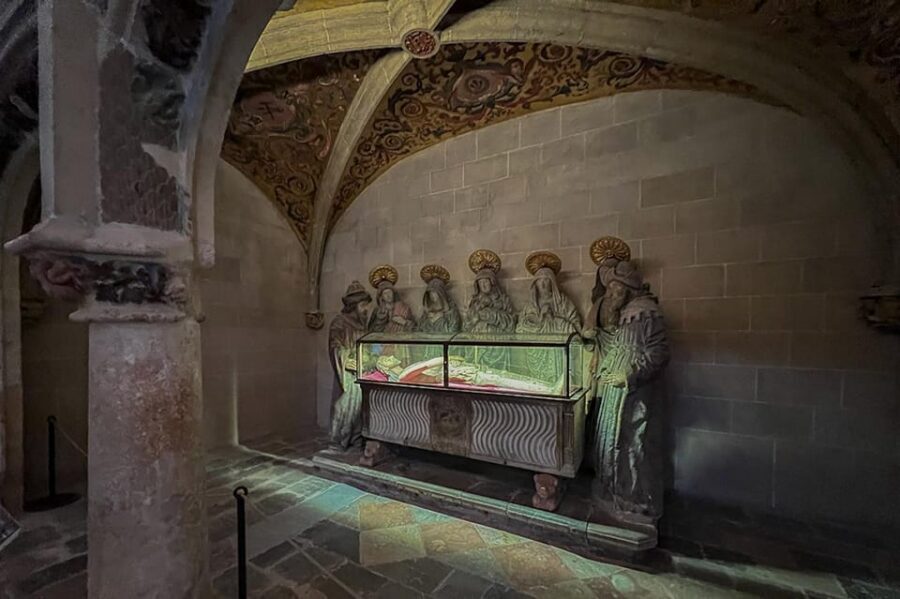 Barcelona: Tarragona & Sitges Guided Day Trip with Transfers - Inside Santa Tecla Cathedral: what to look for