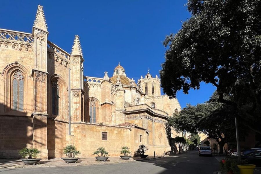 Barcelona: Tarragona & Sitges Guided Day Trip with Transfers - Lunch time in Tarragona: build your own comfort into the schedule