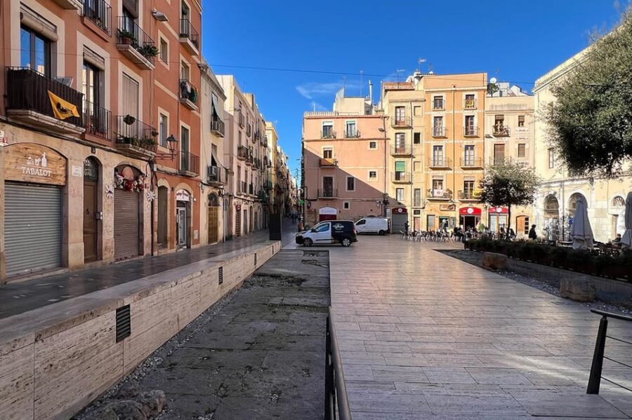 Barcelona: Tarragona & Sitges Guided Day Trip with Transfers - Sitges self-guided time: shopping and café life by the sea