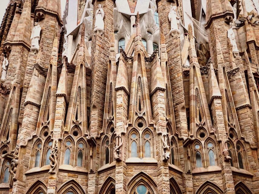 Barcelona: The Genuis of Gaudi & Modernist Architects Tour - Casa Mila (La Pedrera) in 15 minutes: reading a façade like a puzzle